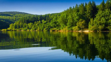 Göldeki Lac de la Ravige, Haut-Languedoc Massif 'de bulunan yapay göl. Ormanlarla çevrili olan bina, yüzme, balık tutma ve yürüyüş olanakları sunuyor. 700 metre yükseklikte yer alan bina, doğal sakinliğiyle ödüllendiriliyor..
