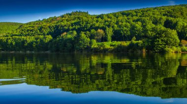 Göldeki Lac de la Ravige, Haut-Languedoc Massif 'de bulunan yapay göl. Ormanlarla çevrili olan bina, yüzme, balık tutma ve yürüyüş olanakları sunuyor. 700 metre yükseklikte yer alan bina, doğal sakinliğiyle ödüllendiriliyor..