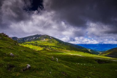 Col de Pailheres resimleri. Bu dağ Fransız Pireneleri 'ndeki Arige bölümünde yer alıyor. Bu geçit, Pireneler dağlarındaki Mijans kasabasının 2,001 metre yukarısında son buluyor..