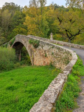 Fransa 'da Aveyron' da küçük bir köy köprüsü