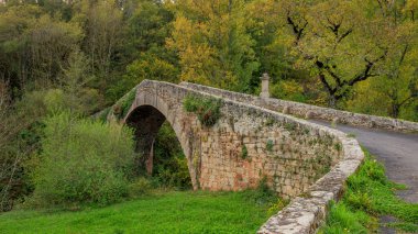 Fransa 'da Aveyron' da küçük bir köy köprüsü