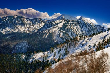 Fransa 'daki Pireneler' deki Karlı Dağ Manzarası