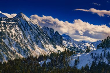 Fransa 'daki Pireneler' deki Karlı Dağ Manzarası