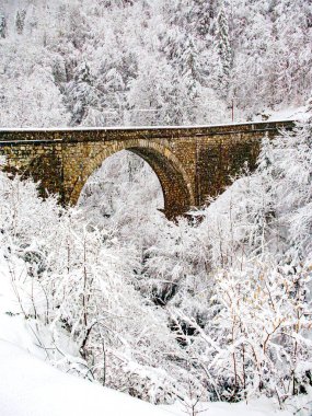 Haute Savoie 'den Fransa' ya eski köprüsü olan karlı yol..