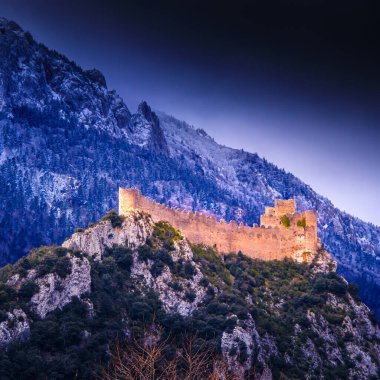 Fransa, Aude 'deki Puylaurens Cathares Kalesi' nde, arka planda karla kaplı dağlar..