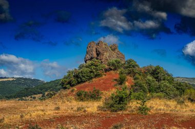 Fransa 'nın güneyindeki Occitanie' de Salagou Gölü bölgesinde kızıl toprak. Oldukça çöl gibi kayalık bir bölge..