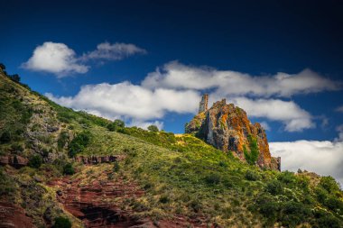 Fransa 'nın güneyindeki Occitanie' de Salagou Gölü bölgesinde kızıl toprak. Oldukça çöl gibi kayalık bir bölge..