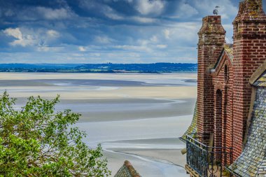 Normandiya 'daki Saint Malo plajının fotoğrafı. Atlantik kıyısında dalgalar azalıyor. Fransa' da dalgalı sular çekiliyor..