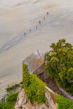 Normandiya 'daki Saint Malo plajının fotoğrafı. Atlantik kıyısında dalgalar azalıyor. Fransa' da dalgalı sular çekiliyor..