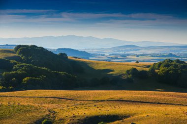 Çürük tarlalar ve Aubrac.Ovanın ufku. Fransız Occitan 'ının ortasındaki dağlarda ve tepelerde..