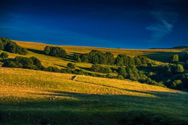 Çürük tarlalar ve Aubrac.Ovanın ufku. Fransız Occitan 'ının ortasındaki dağlarda ve tepelerde..