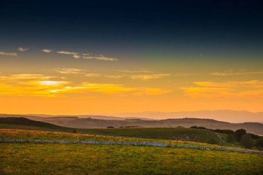 Çürük tarlalar ve Aubrac.Ovanın ufku. Fransız Occitan 'ının ortasındaki dağlarda ve tepelerde..
