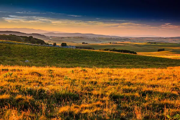 Çürük tarlalar ve Aubrac.Ovanın ufku. Fransız Occitan 'ının ortasındaki dağlarda ve tepelerde..