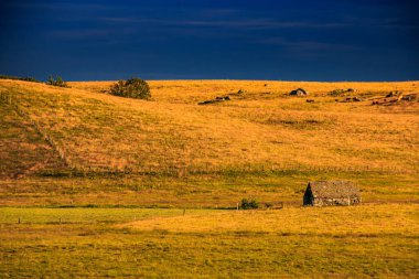 Çürük tarlalar ve Aubrac.Ovanın ufku. Fransız Occitan 'ının ortasındaki dağlarda ve tepelerde..