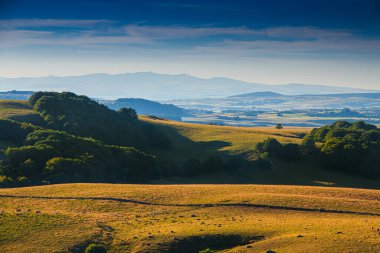 Çürük tarlalar ve Aubrac.Ovanın ufku. Fransız Occitan 'ının ortasındaki dağlarda ve tepelerde..