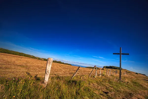 Çürük tarlalar ve Aubrac.Ovanın ufku. Fransız Occitan 'ının ortasındaki dağlarda ve tepelerde..