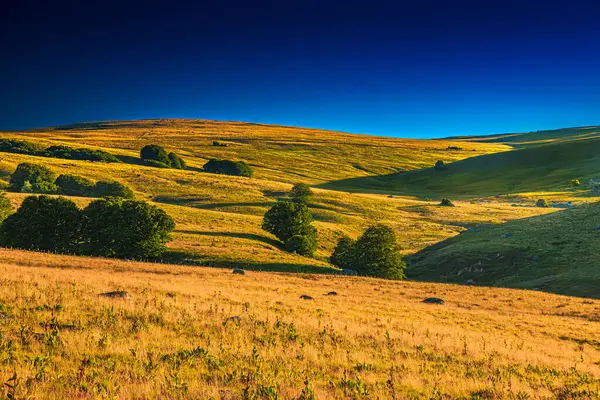 Çürük tarlalar ve Aubrac.Ovanın ufku. Fransız Occitan 'ının ortasındaki dağlarda ve tepelerde..