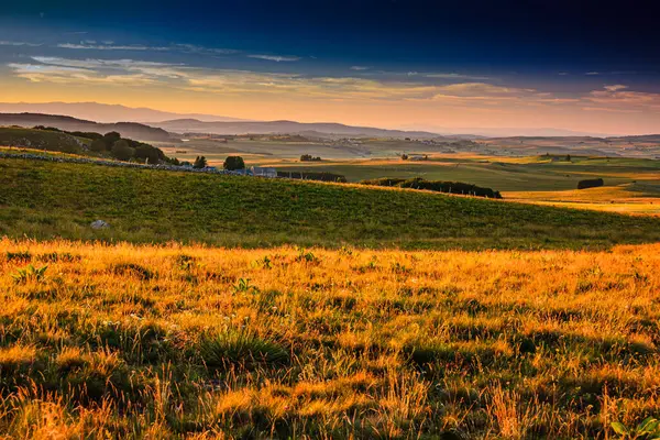 Çürük tarlalar ve Aubrac.Ovanın ufku. Fransız Occitan 'ının ortasındaki dağlarda ve tepelerde..