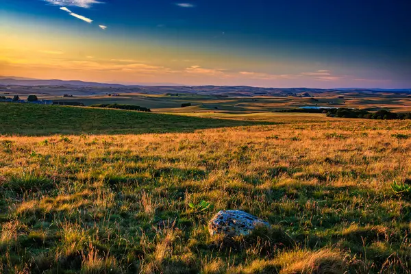 Çürük tarlalar ve Aubrac.Ovanın ufku. Fransız Occitan 'ının ortasındaki dağlarda ve tepelerde..