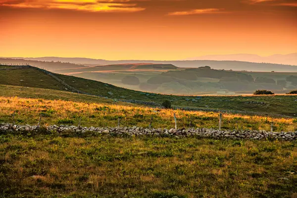 Çürük tarlalar ve Aubrac.Ovanın ufku. Fransız Occitan 'ının ortasındaki dağlarda ve tepelerde..