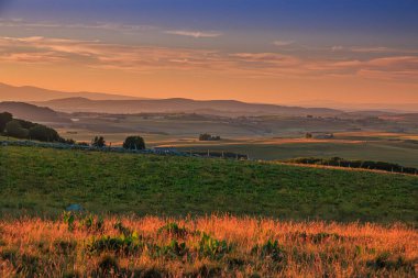 Aubrac dağlarında akşam manzarası. Fransa 'nın merkezinde taş ve kaya duvarları olan güzel bir bahar akşamı..