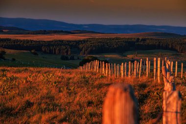 Aubrac dağlarında akşam manzarası. Fransa 'nın merkezinde taş ve kaya duvarları olan güzel bir bahar akşamı..