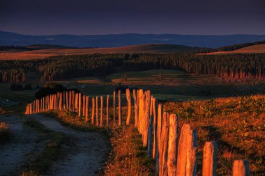 Aubrac dağlarında akşam manzarası. Fransa 'nın merkezinde taş ve kaya duvarları olan güzel bir bahar akşamı..