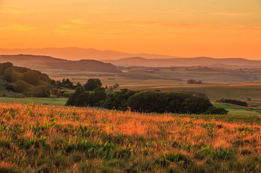 Aubrac dağlarında akşam manzarası. Fransa 'nın merkezinde taş ve kaya duvarları olan güzel bir bahar akşamı..