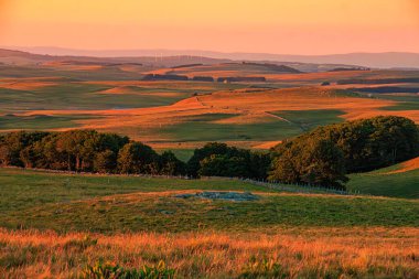 Aubrac dağlarında akşam manzarası. Fransa 'nın merkezinde taş ve kaya duvarları olan güzel bir bahar akşamı..