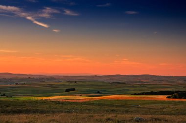 Aubrac dağlarında akşam manzarası. Fransa 'nın merkezinde taş ve kaya duvarları olan güzel bir bahar akşamı..