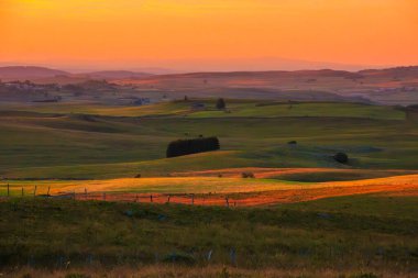 Aubrac dağlarında akşam manzarası. Fransa 'nın merkezinde taş ve kaya duvarları olan güzel bir bahar akşamı..