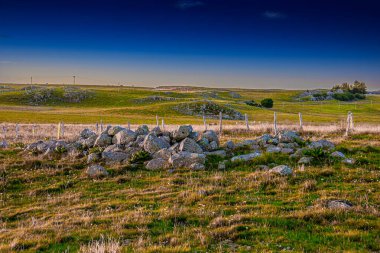 Aubrac dağlarında akşam manzarası. Fransa 'nın merkezinde taş ve kaya duvarları olan güzel bir bahar akşamı..