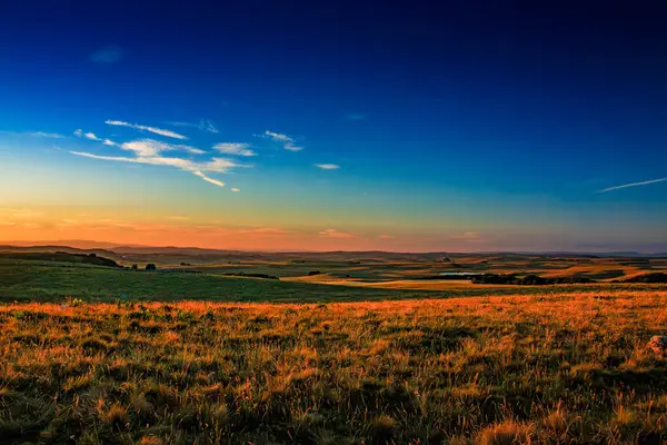 Aubrac dağlarında akşam manzarası. Fransa 'nın merkezinde taş ve kaya duvarları olan güzel bir bahar akşamı..