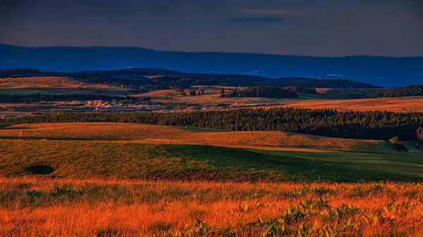 Aubrac dağlarında akşam manzarası. Fransa 'nın merkezinde taş ve kaya duvarları olan güzel bir bahar akşamı..