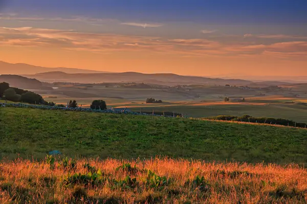 Aubrac dağlarında akşam manzarası. Fransa 'nın merkezinde taş ve kaya duvarları olan güzel bir bahar akşamı..