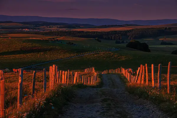 Aubrac dağlarında akşam manzarası. Fransa 'nın merkezinde taş ve kaya duvarları olan güzel bir bahar akşamı..