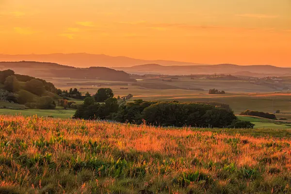 Aubrac dağlarında akşam manzarası. Fransa 'nın merkezinde taş ve kaya duvarları olan güzel bir bahar akşamı..