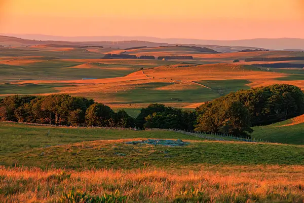 Aubrac dağlarında akşam manzarası. Fransa 'nın merkezinde taş ve kaya duvarları olan güzel bir bahar akşamı..