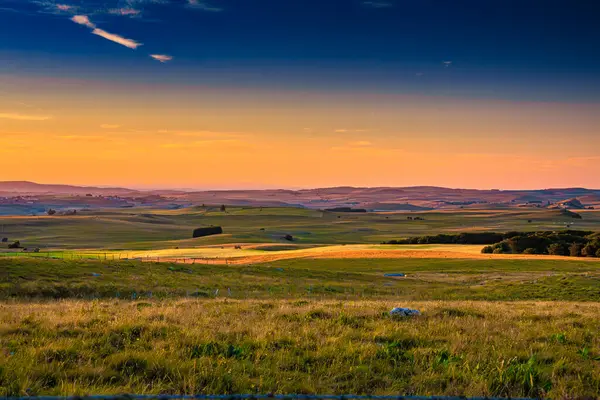 Aubrac dağlarında akşam manzarası. Fransa 'nın merkezinde taş ve kaya duvarları olan güzel bir bahar akşamı..