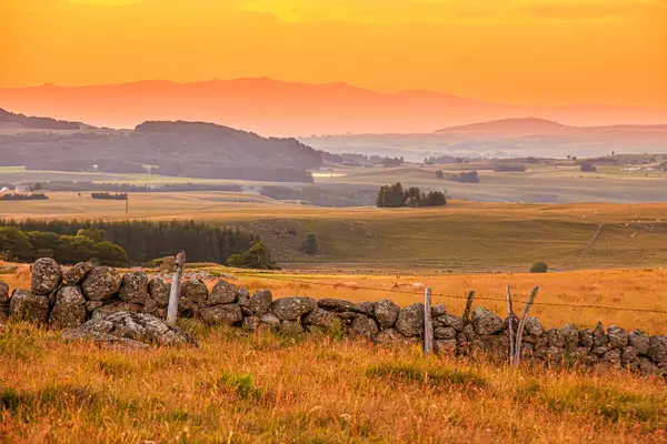 Aubrac dağlarında akşam manzarası. Fransa 'nın merkezinde taş ve kaya duvarları olan güzel bir bahar akşamı..