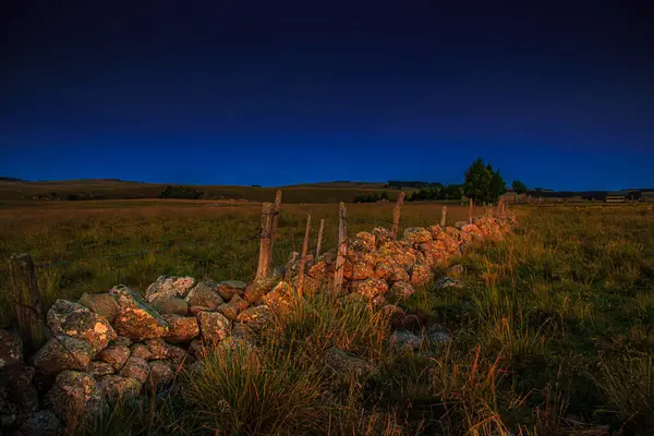 Aubrac dağlarında akşam manzarası. Fransa 'nın merkezinde taş ve kaya duvarları olan güzel bir bahar akşamı..