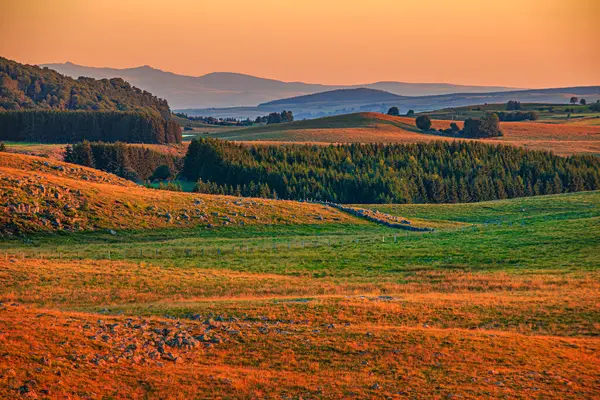 Aubrac dağlarında akşam manzarası. Fransa 'nın merkezinde taş ve kaya duvarları olan güzel bir bahar akşamı..