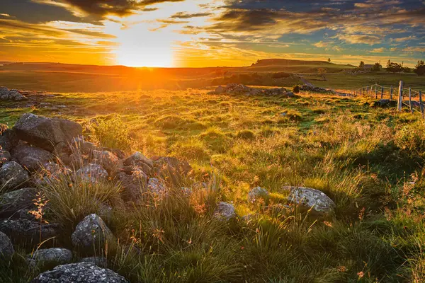 Aubrac dağlarında akşam manzarası. Fransa 'nın merkezinde taş ve kaya duvarları olan güzel bir bahar akşamı..