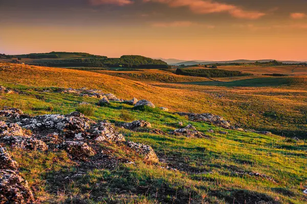 Aubrac dağlarında akşam manzarası. Fransa 'nın merkezinde taş ve kaya duvarları olan güzel bir bahar akşamı..