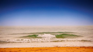 Fransa 'nın güneyindeki Gruissan Sahili. Aude' de sahili ve dalgaları olan deniz burnu. Occitania 'da yoğun ışıklar