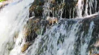 Saint Denis, Aude 'deki Alzeau Nehri şelalesinin 20 saniyelik bir videosu. Fransa 'nın güneyinde kayaların arasına bir şelale kurulmuş..