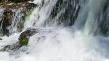 Saint Denis, Aude 'deki Alzeau Nehri şelalesinin 20 saniyelik bir videosu. Fransa 'nın güneyinde kayaların arasına bir şelale kurulmuş..