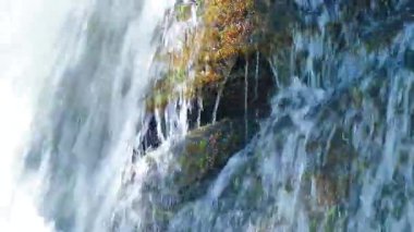 Saint Denis, Aude 'deki Alzeau Nehri şelalesinin 20 saniyelik bir videosu. Fransa 'nın güneyinde kayaların arasına bir şelale kurulmuş..