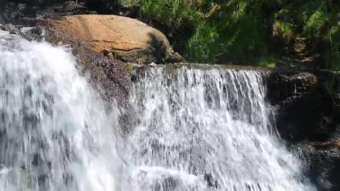 Saint Denis, Aude 'deki Alzeau Nehri şelalesinin 20 saniyelik bir videosu. Fransa 'nın güneyinde kayaların arasına bir şelale kurulmuş..