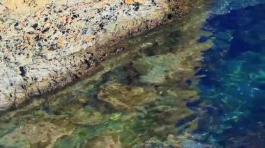 Fransa 'nın güneyindeki Akdeniz' de hala dalgaların görüntüsü var. Occitanie 'deki Pyrnes Orientales' de kayayla deniz sörfü.